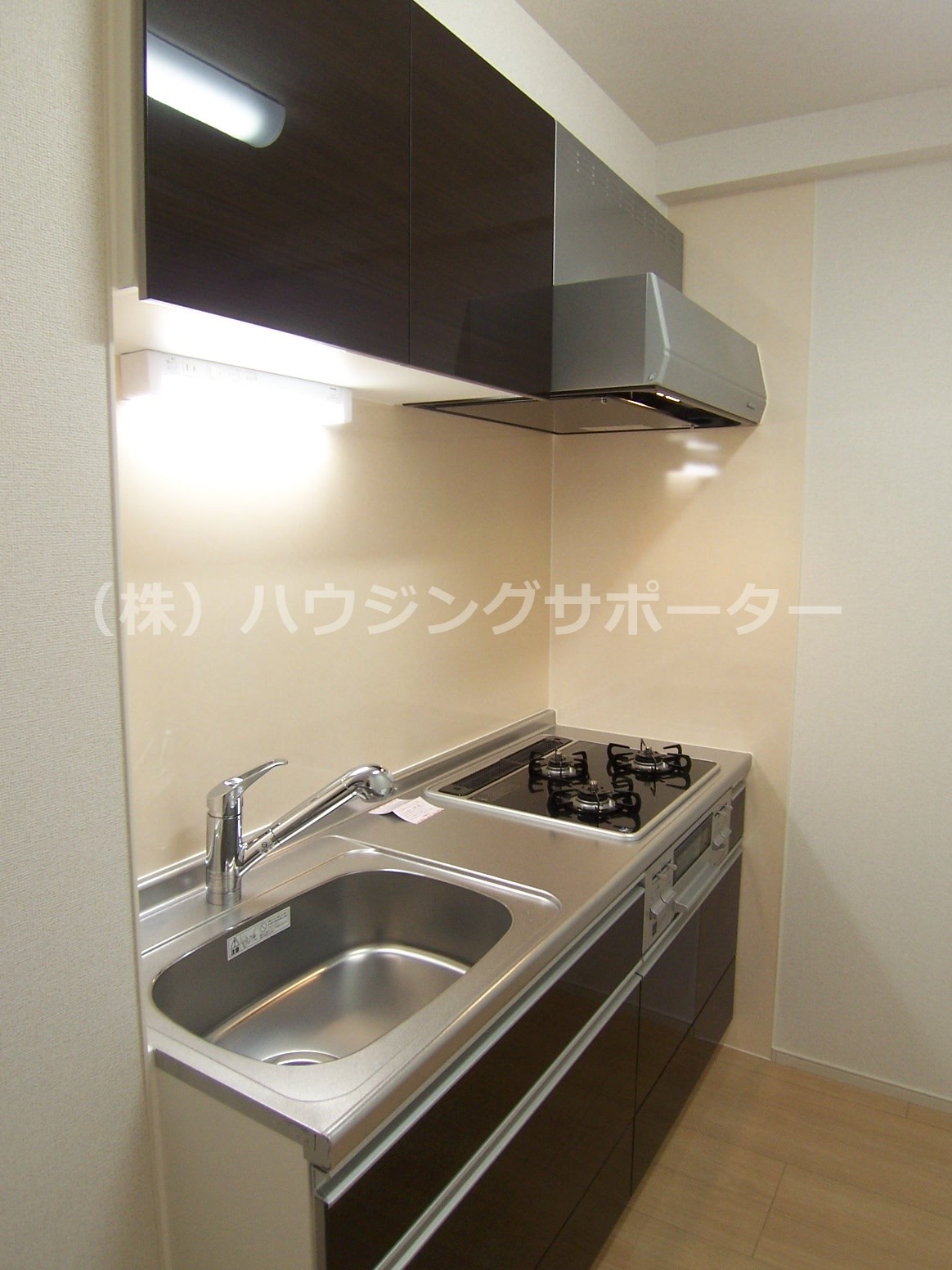 キッチン：３口コンロ+グリル付きのシステムキッチンです