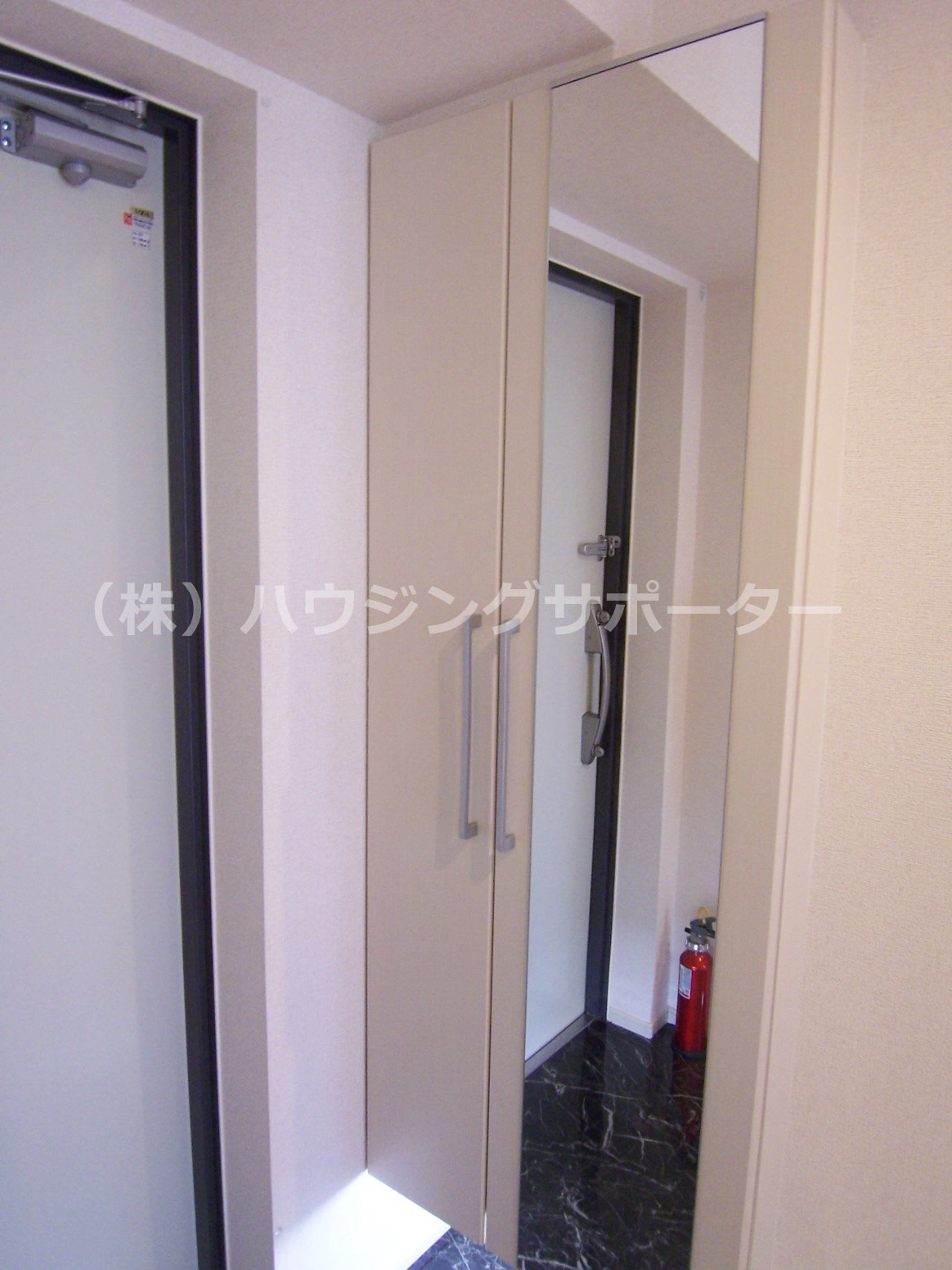 収納：姿見付きシューズボックスです