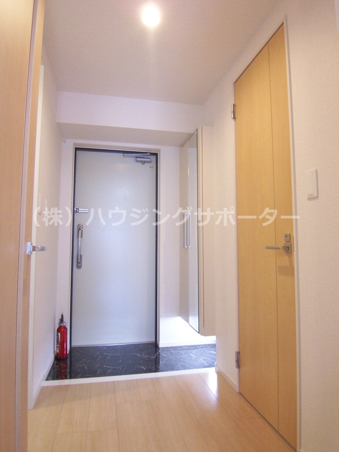 玄関：室内から玄関に向かって
