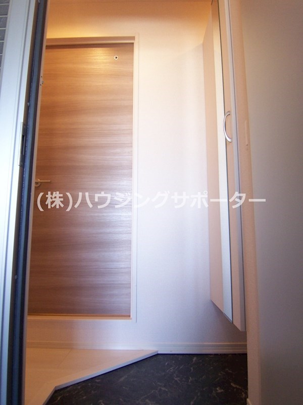 玄関：玄関開けてキッチンも居室も見えないのはいいですね。
