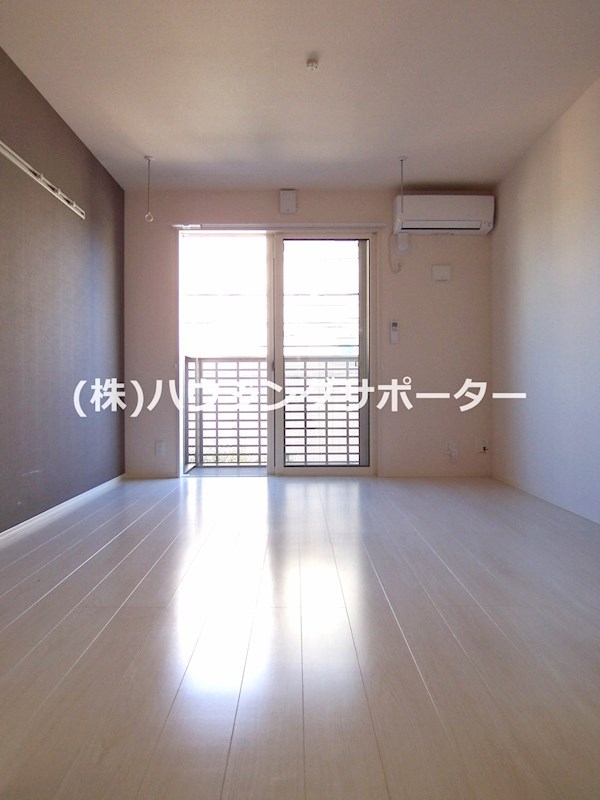 リビング：202号室の居室の壁紙は１面アクセントクロスで色違いです