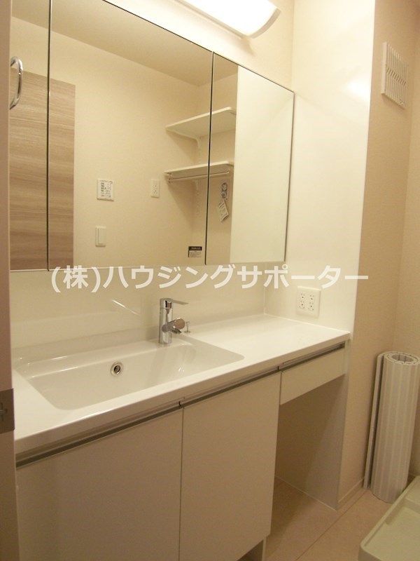 洗面所：鏡大きいですね！鏡の裏は収納です