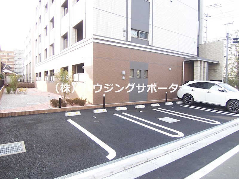 外観画像：駐車場は東側。台数は少ないです