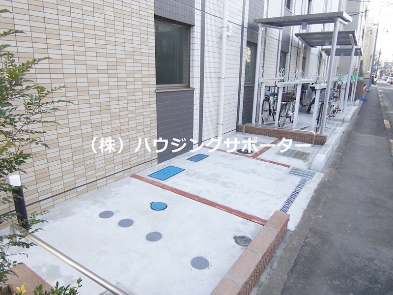 外観画像：バイク・駐輪スペースは北側です