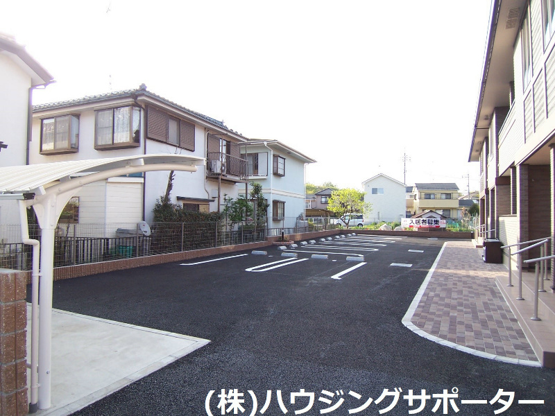 外観画像：建物前面が駐車場です
