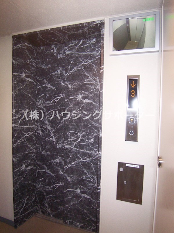 外観画像：エレベーターもあります