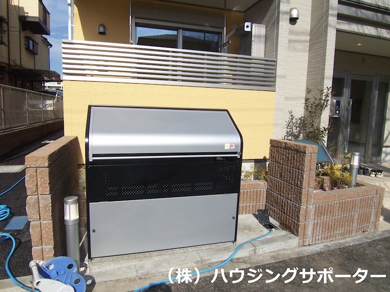 外観画像：南西側に専用ゴミ捨て場です