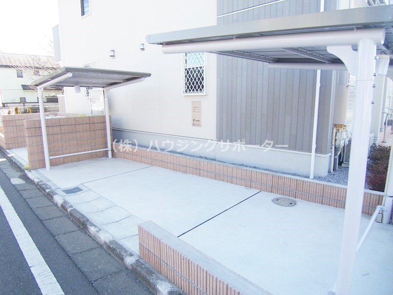 外観画像：駐輪場屋根付きです