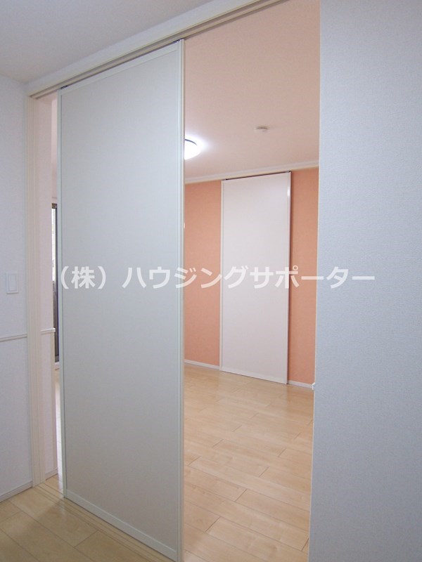その他設備：リビングと洋室の合間の引き戸はリビングのピンクの壁に取り付けも可です