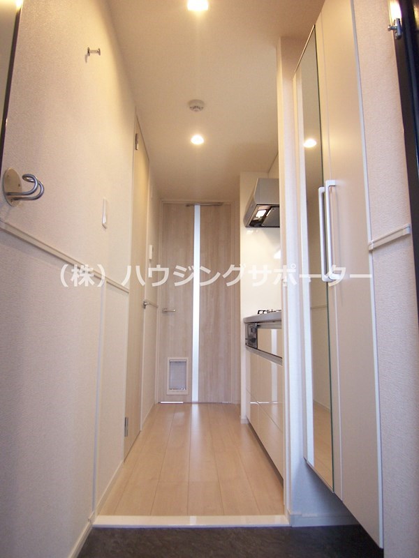 玄関：102～402、501号室のタイプの写真です。※2階4階はバス・トイレ・洗面の配置が左右逆になります