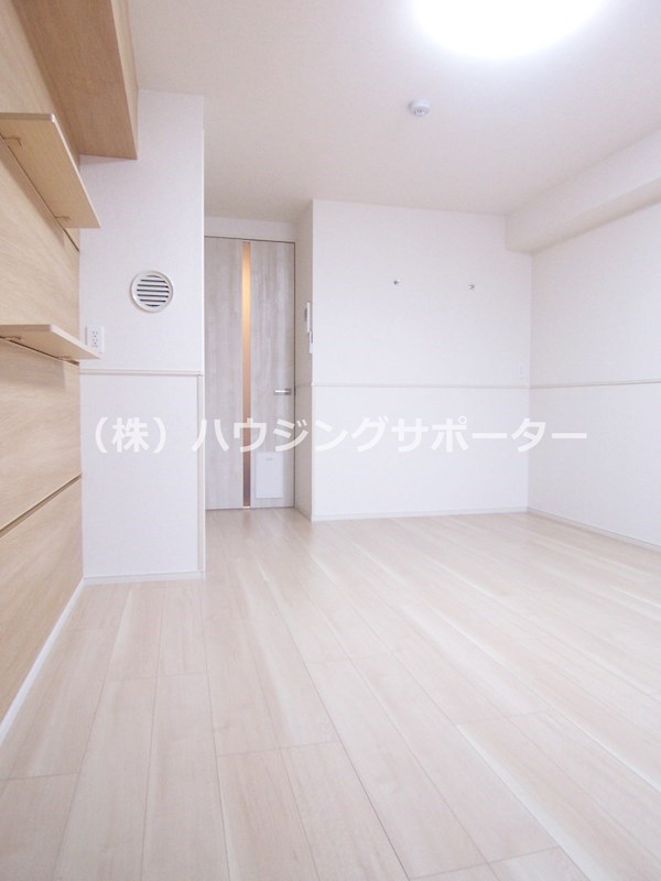 ベッドルーム：居室の室内も明るい色合いです