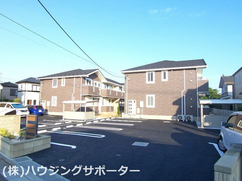 外観画像：写真右（西）がアングラースです。