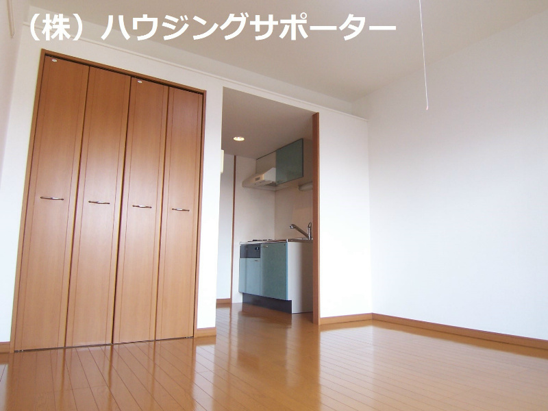 ベッドルーム：キッチンとの境は解放している分窮屈感はありません！