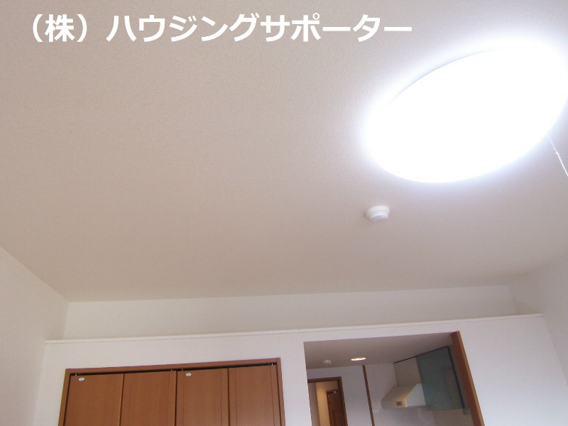 その他：扉の上の部分にスペースがあります。。