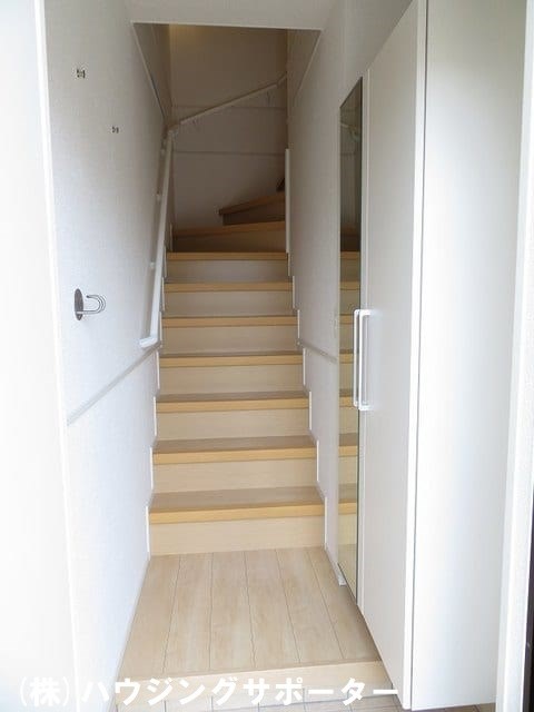 玄関：202号室のお部屋です。