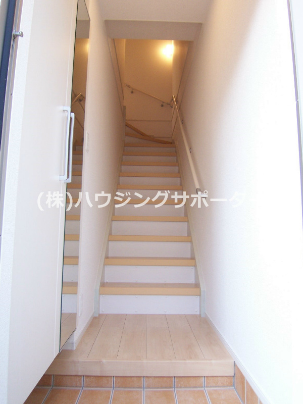 玄関：201号室のお部屋です。