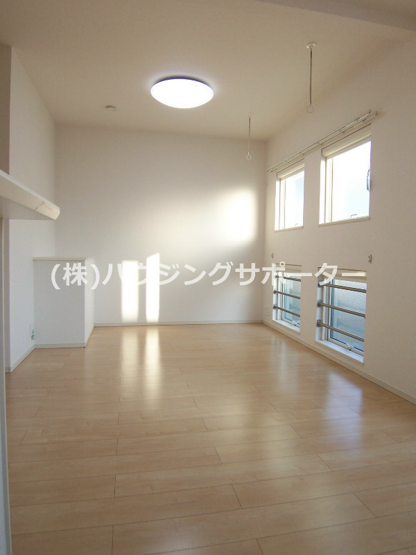 リビング：リビングの窓は角部屋と中部屋でデザインが違います！