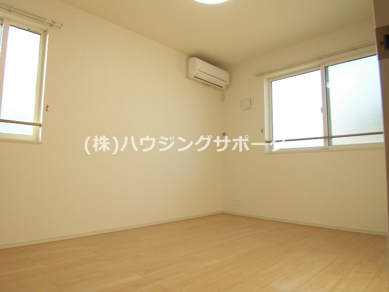 ベッドルーム：角部屋は奥の居室２面採光です！