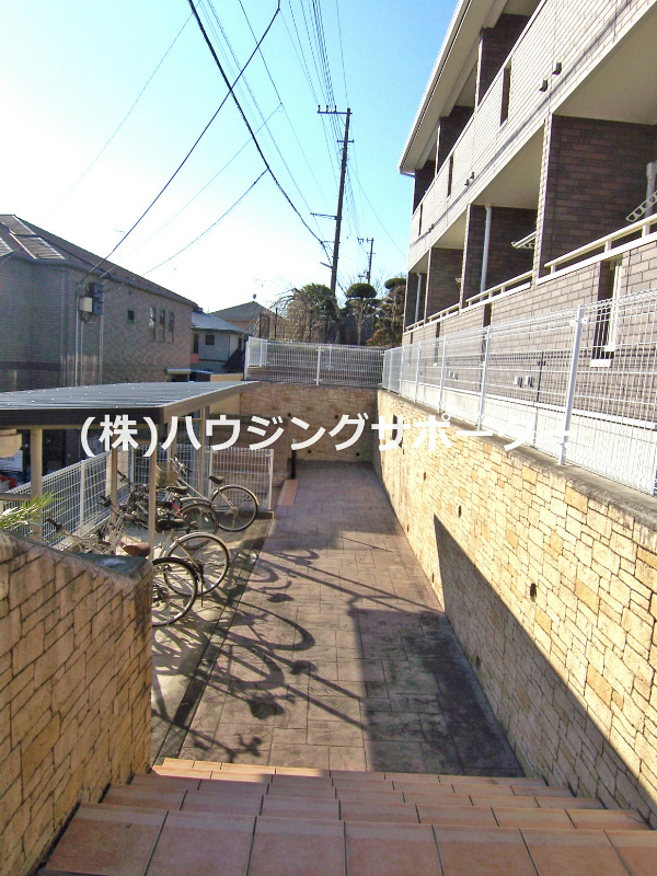 外観画像：前面道路より高いので１階でも階段上がります