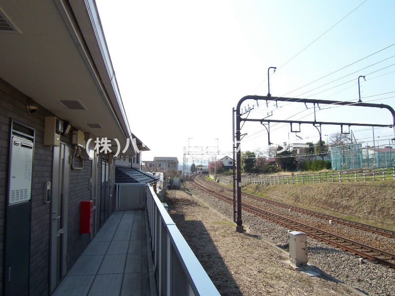 外観画像：北側は京王高尾線が走っています