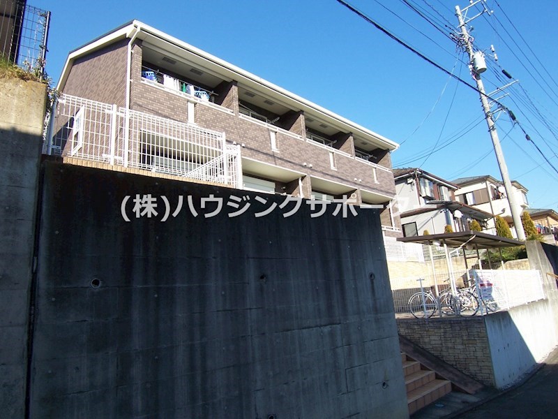 外観画像：前面道路より高いので１階でも人目は気になりにくいと思います