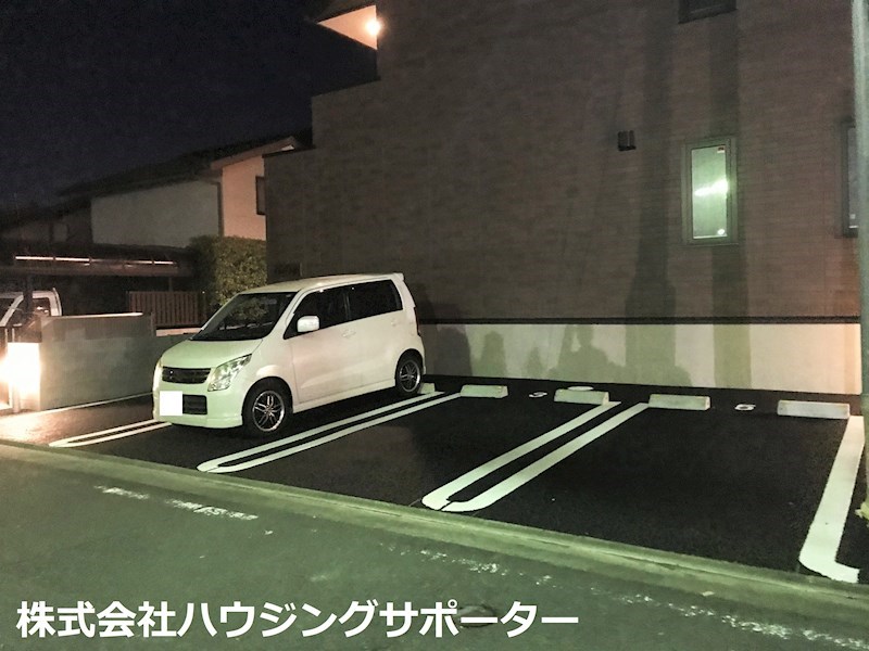 外観画像：付属駐車場は北側