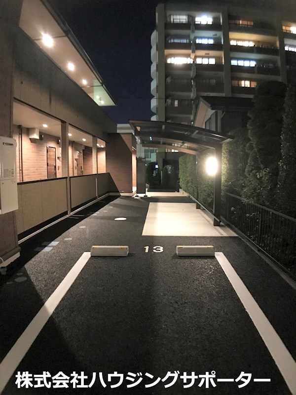 外観画像：駐輪場は玄関側