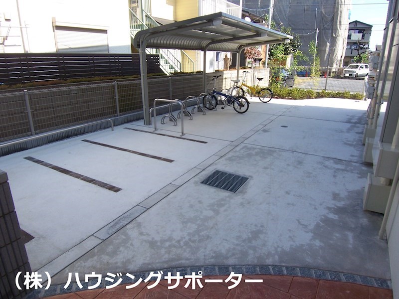 外観画像：自転車置き場にバイクスペース