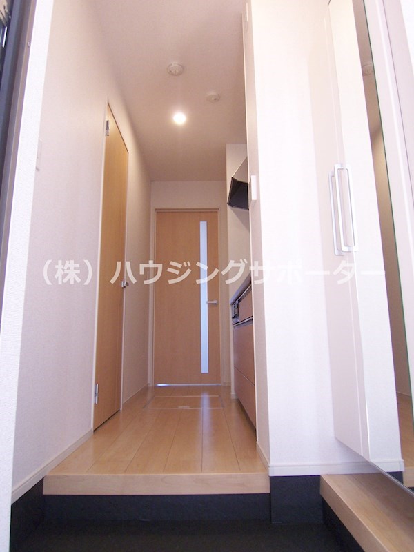 玄関：室内写真は当物件103号室です。1号室は居室側面に小さい間取り、2・4号室は左右反転です