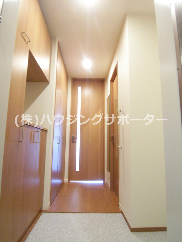 玄関：室内写真は301号室です