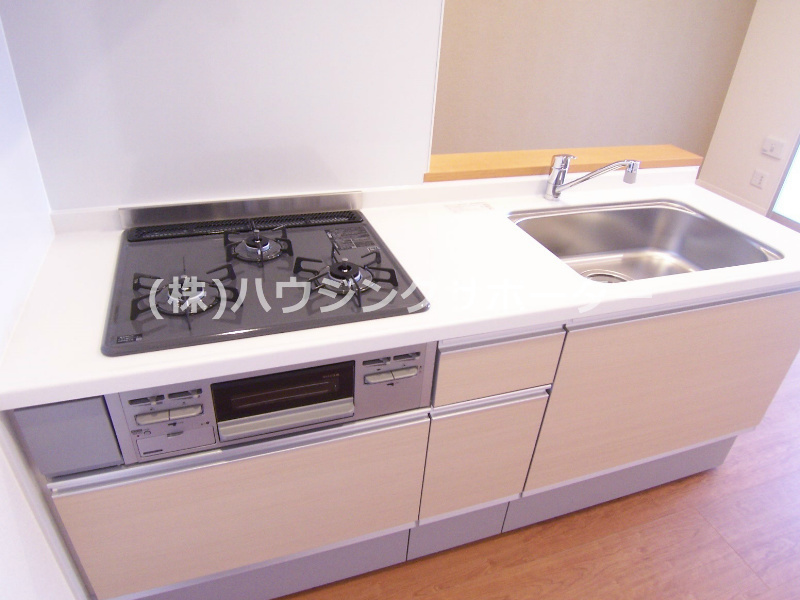 キッチン：ガスキッチン３口のシステムキッチンです