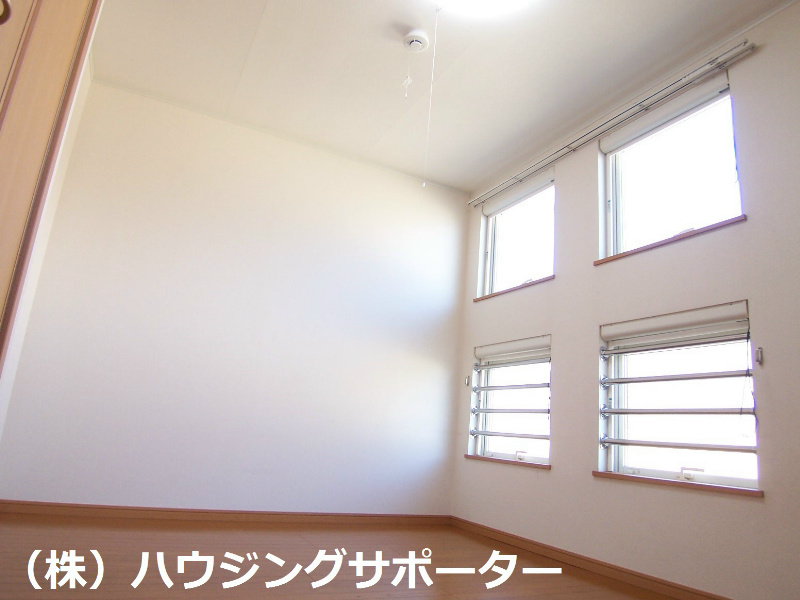 リビング：洋室には複数窓がありとても明るいです！