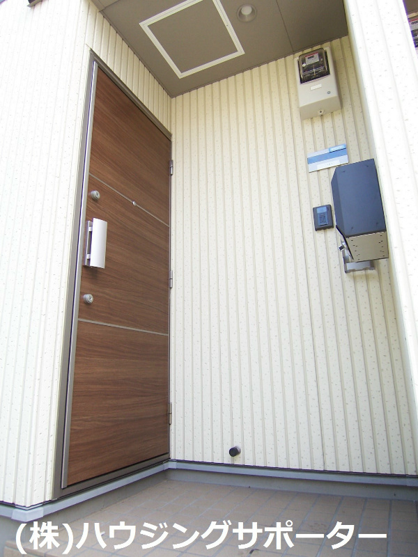 玄関：玄関は開けて右側に廊下があります