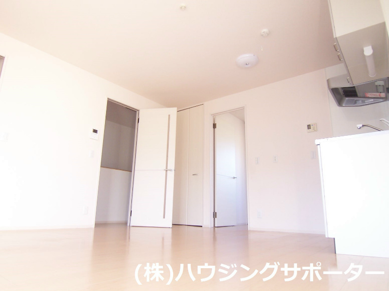 リビング：二階の角部屋で、二面採光で明るいリビングです。