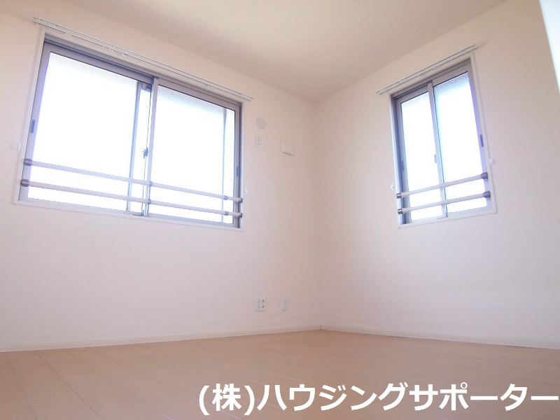ベッドルーム：北側のお部屋ですが、二面採光で明るいです。