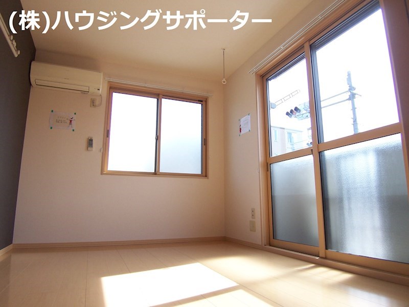 リビング：洋室６帖、２面採光です