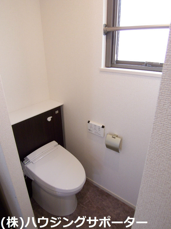 トイレ：トイレの側面には窓あります！
