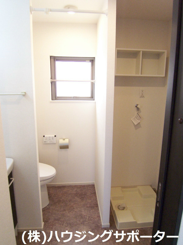 洗面所：トイレの上にはカーテンを取りつけられるようになっています
