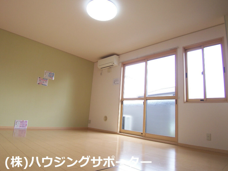 リビング：壁紙の色合いは部屋により違います。