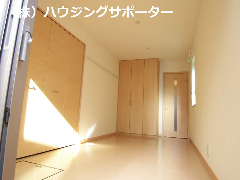 リビング：左側の扉はキッチンです