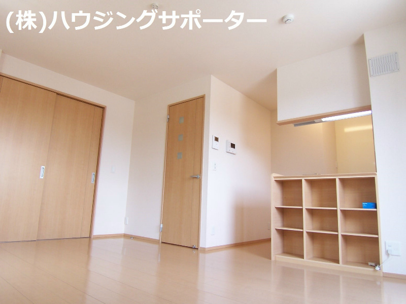 リビング：リビングです。洋室との仕切りは閉めています