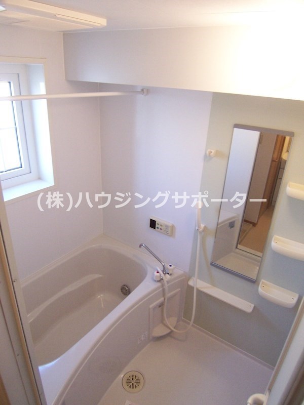 風呂画像：浴室追い炊き機能付きで、窓もあります！