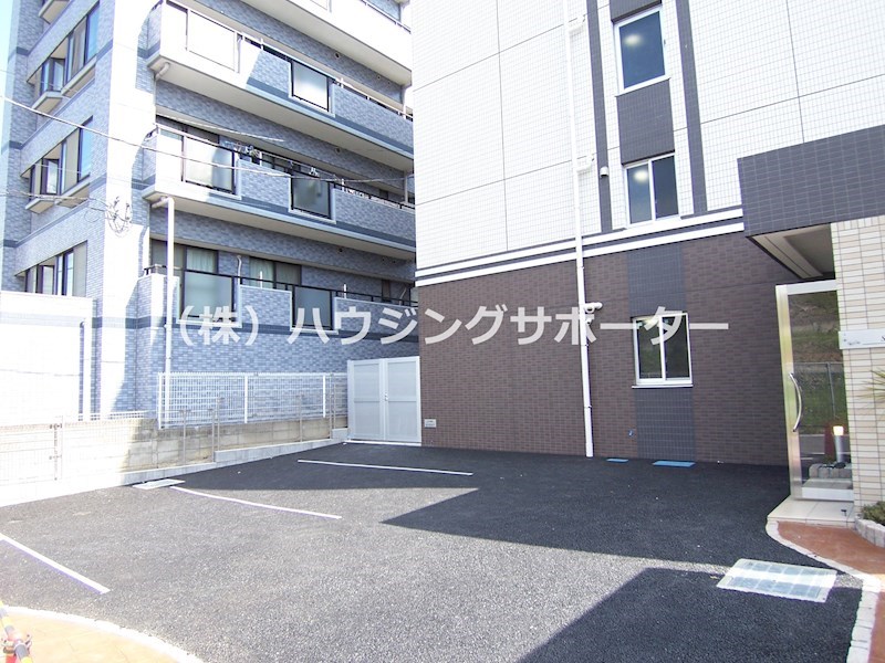 外観画像：北側に駐車場ですが全２台の為空きは随時確認です