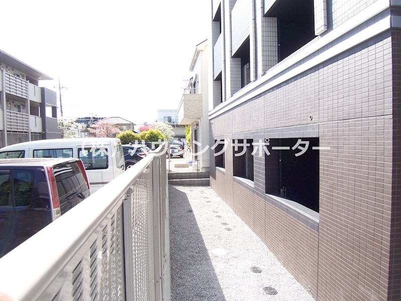 外観画像：１階の全面はこのような感じで前の他アパート駐車場からは見えにくい様仕切りがあります