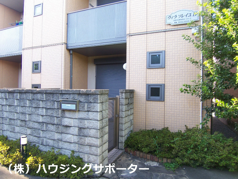 外観画像：それぞれエントランス、玄関ポーチあります