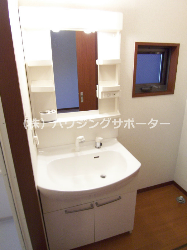 その他設備：独立洗面化粧台はシャワー付です。※側面の窓はありません