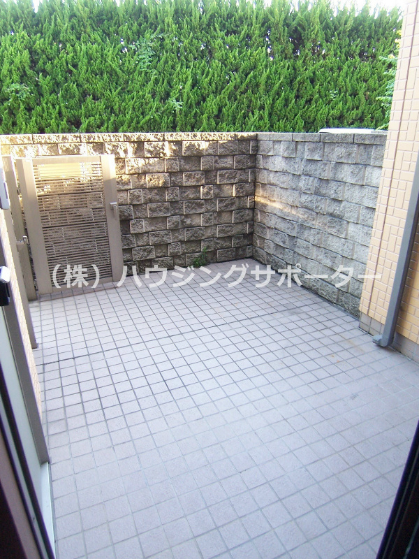エントランス：玄関ポーチの部分です。広くて自転車等も置けそうです