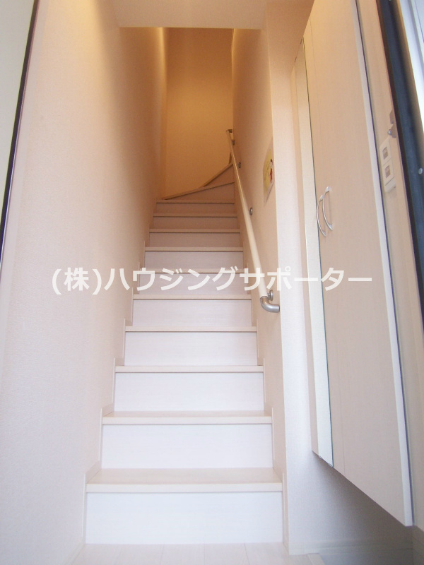 玄関：室内写真は202号室（西角）です