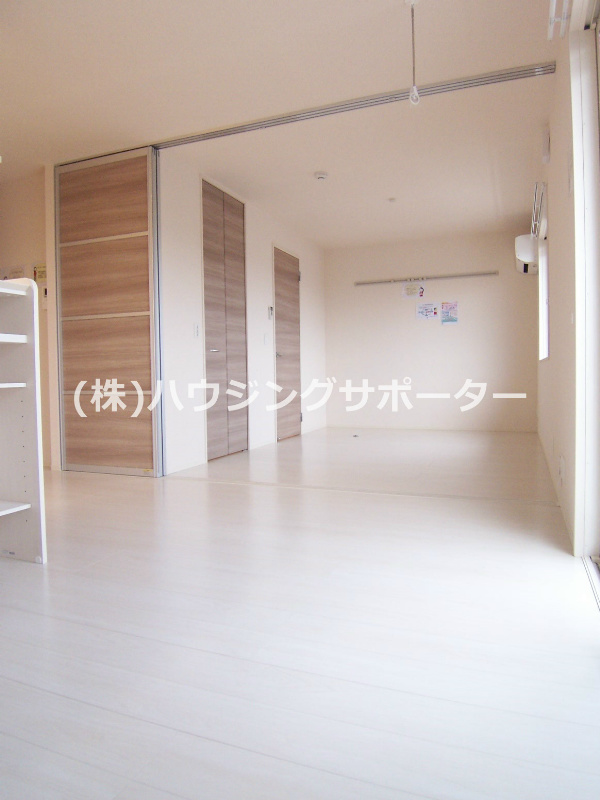 リビング：リビングは隣の洋室とつなげないと狭いかと思います