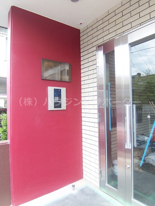 外観画像：エントランスはオートロックになっています